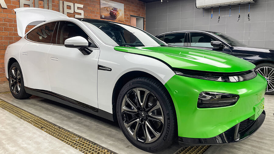 小鹏P7白色施工绿色车身改色膜（图4）