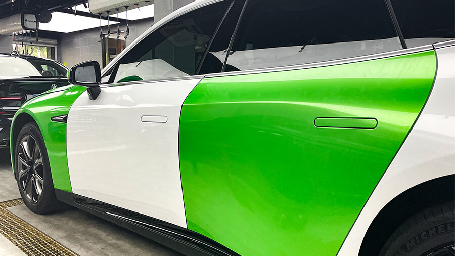 小鹏P7白色施工绿色车身改色膜（图7）