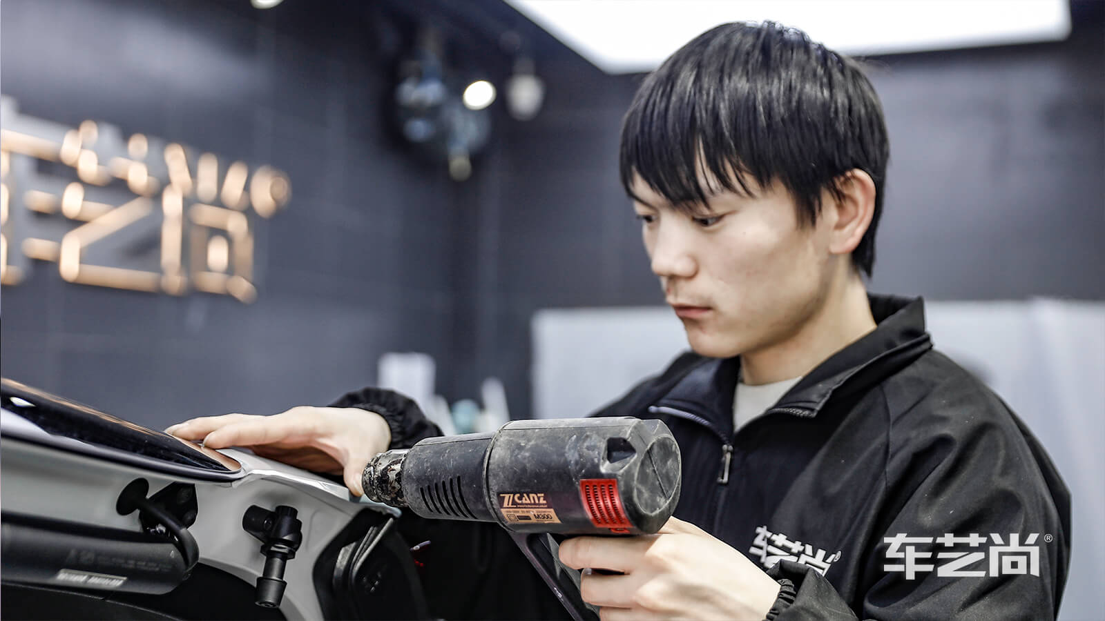 保时捷Macan施工车身改色膜高亮樱花粉（图6）