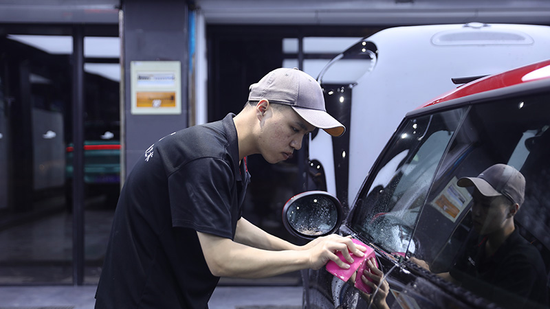 为什么汽车贴膜前，门店都会帮你先洗车？